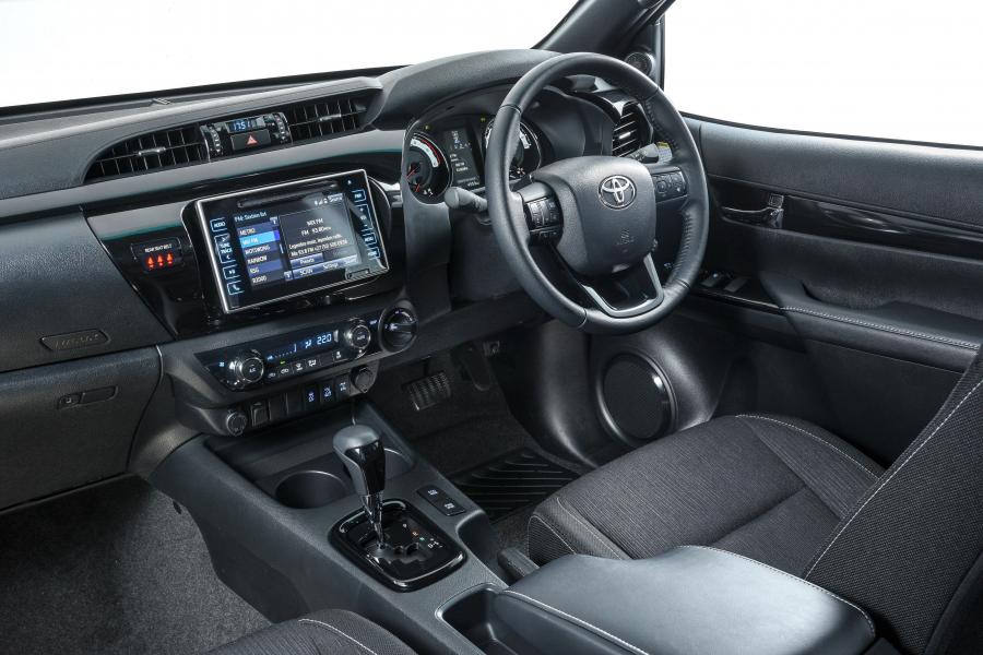 Интерьер Toyota Hilux 4x4 Raider Double Cab 2018 года  (ZA) (фото 29 из 40)